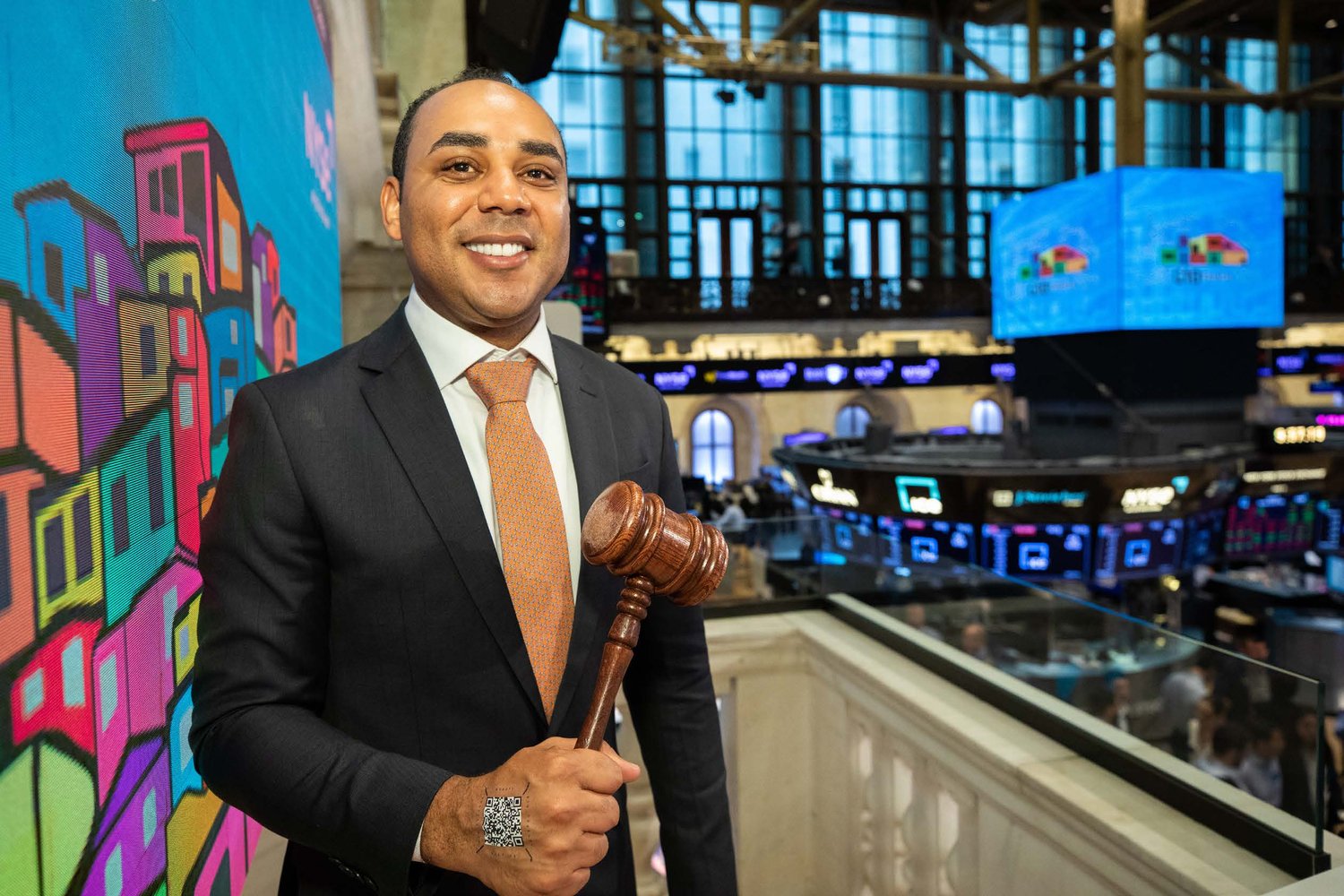 Gilson Rodrigues rings the bell at B3, Brazil's stock exchange, representing G10 Favelas
